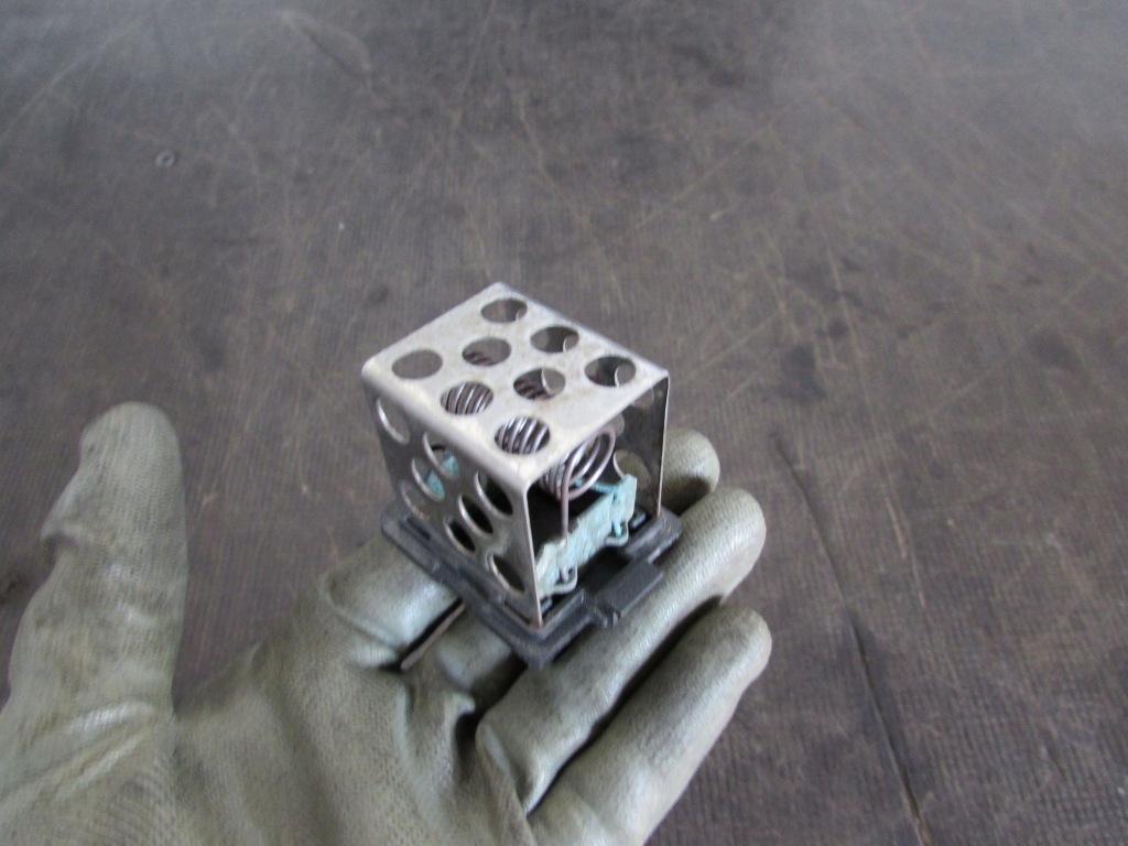 фото №1, Резистор вентилятора renault scenic iii 1.5 dci 09-13 m142561069