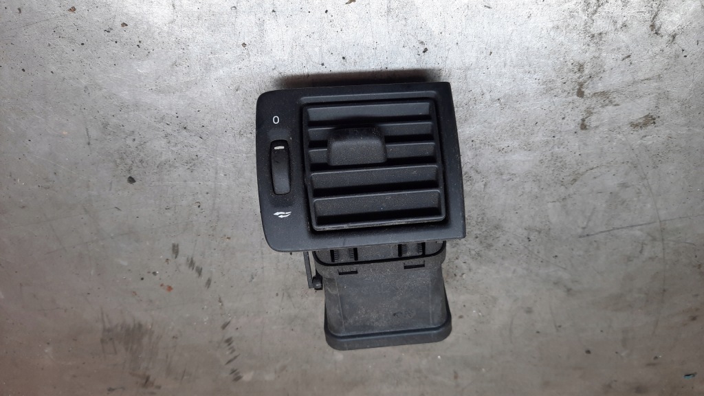 фото №1, Решётка обдув правая volvo s40 y01103