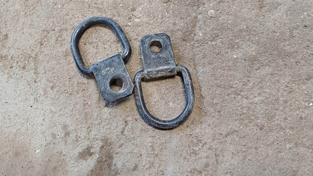 фото №1, Renault clio v 19- кронштейн багажника 7705008035