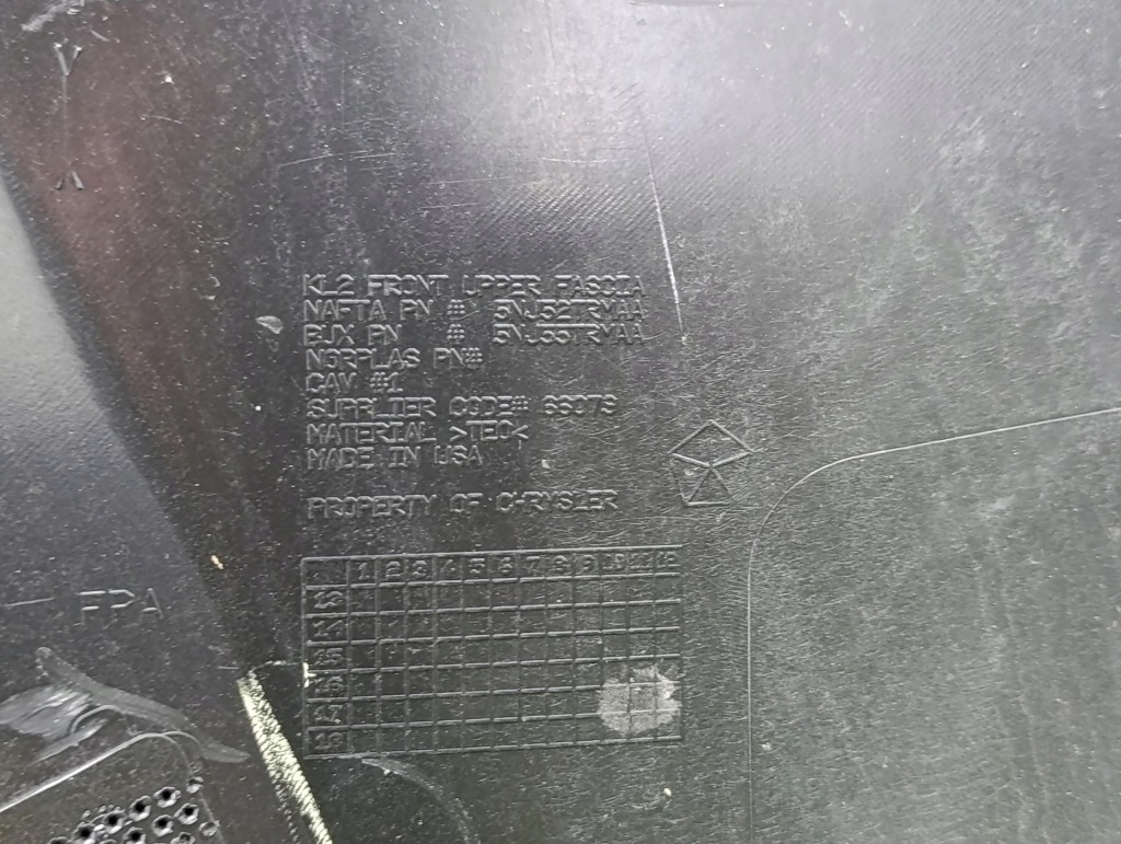 Jeep cherokee v 5 kl 2014- бампер перед передній решітка середня Недорого