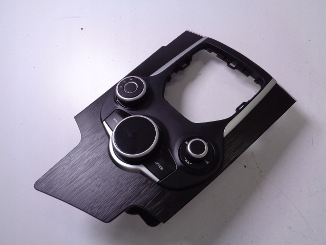 фото №1, Панель радио навигации туннель alfa romeo giulia 2016 rok