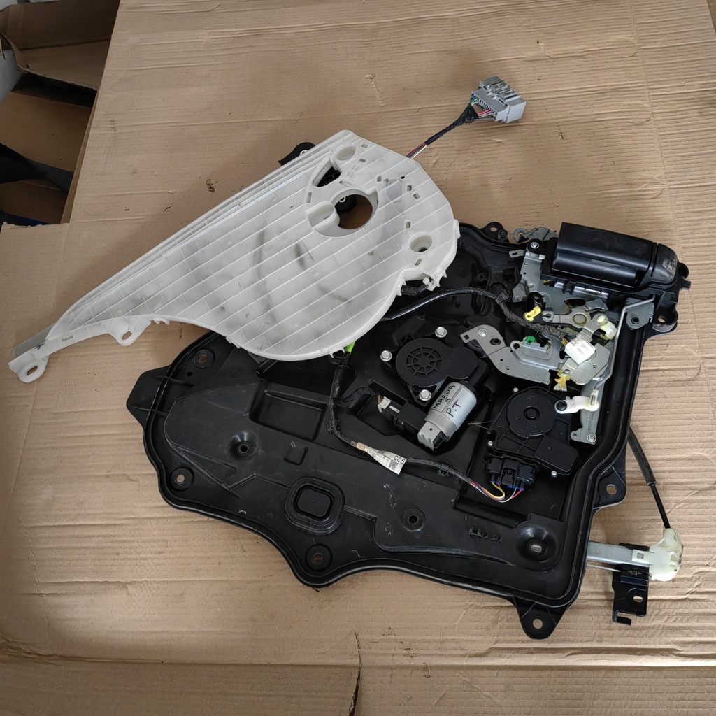 фото №1, Mazda 5 механизм стекло правый задняя