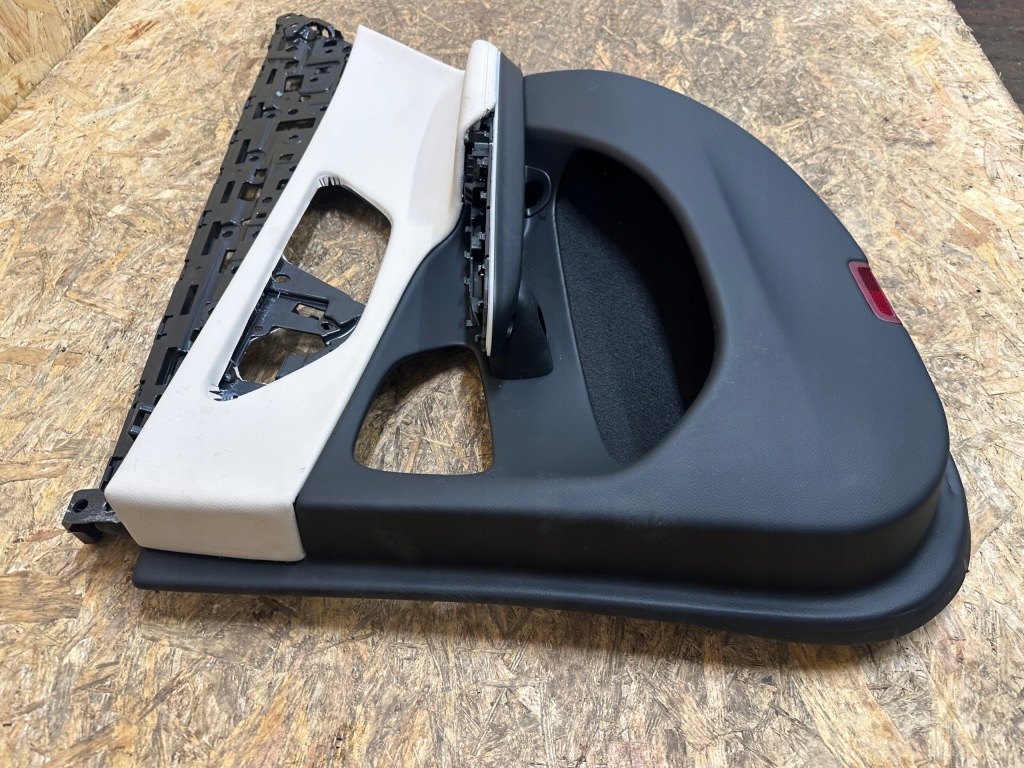 Mercedes e klasa w214 оббивка обшивка двері задніх правих Київ