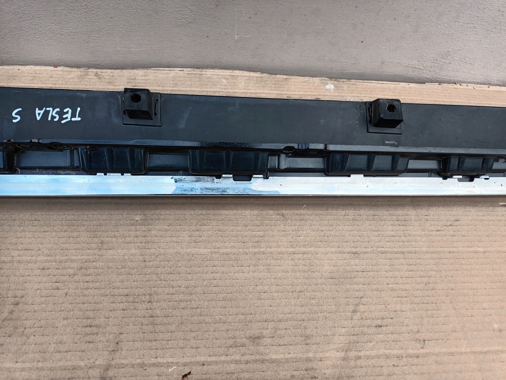 Молдинг порог правый  tesla model s рестайлинг  хром порог Киев