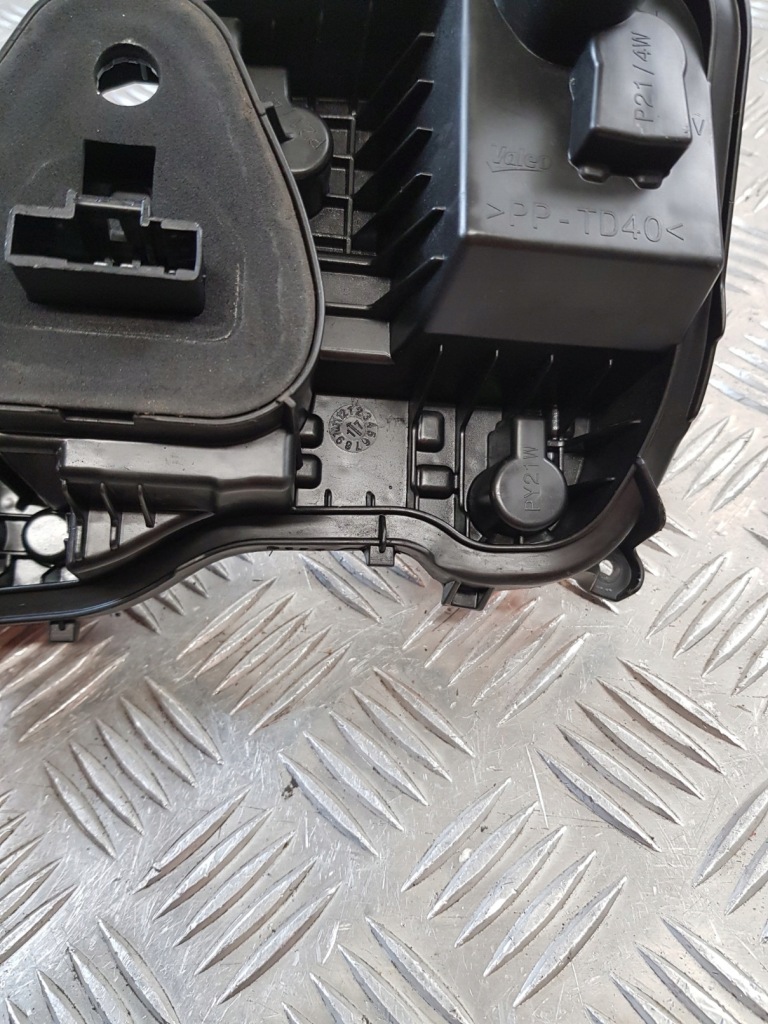 Вкладиш фари ліве задні peugeot 301 седан 18r- європа Оригінал