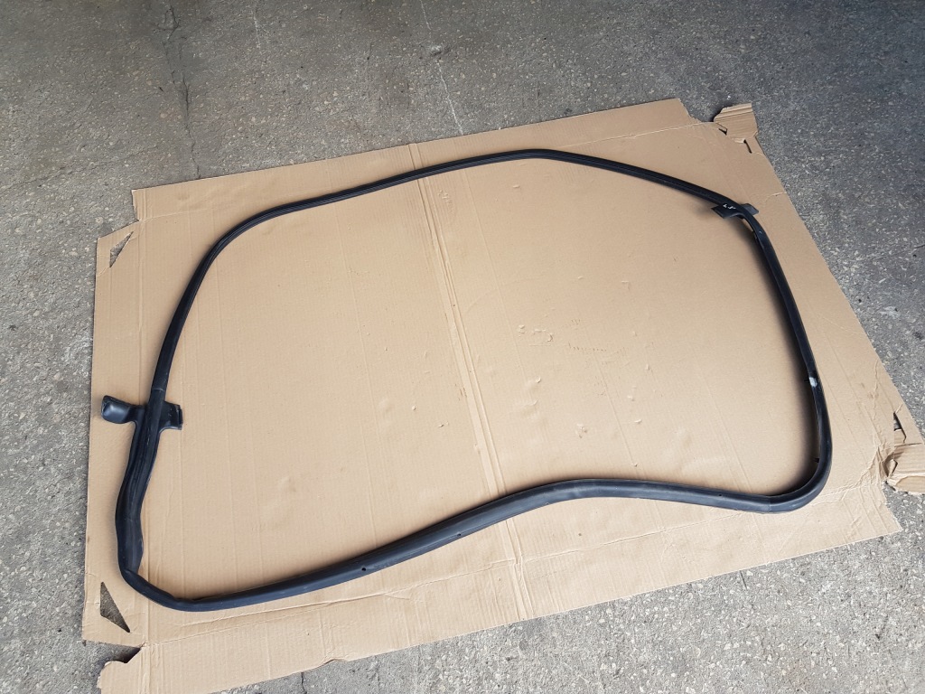 фото №1, Прокладка рамки дверь левый перед / audi a2 99-05 / оригинал / 8z0831721b