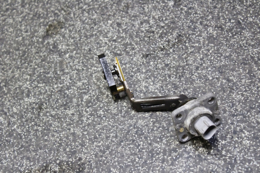 фото №1, Toyota avensis t27 2.0d4d 1ad датчик оливи