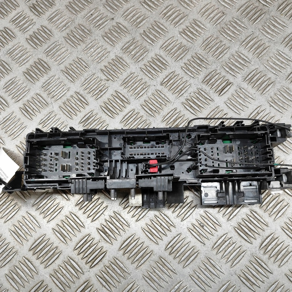 Tesla model x 2016 рамка / модуль предохранителей Недорого
