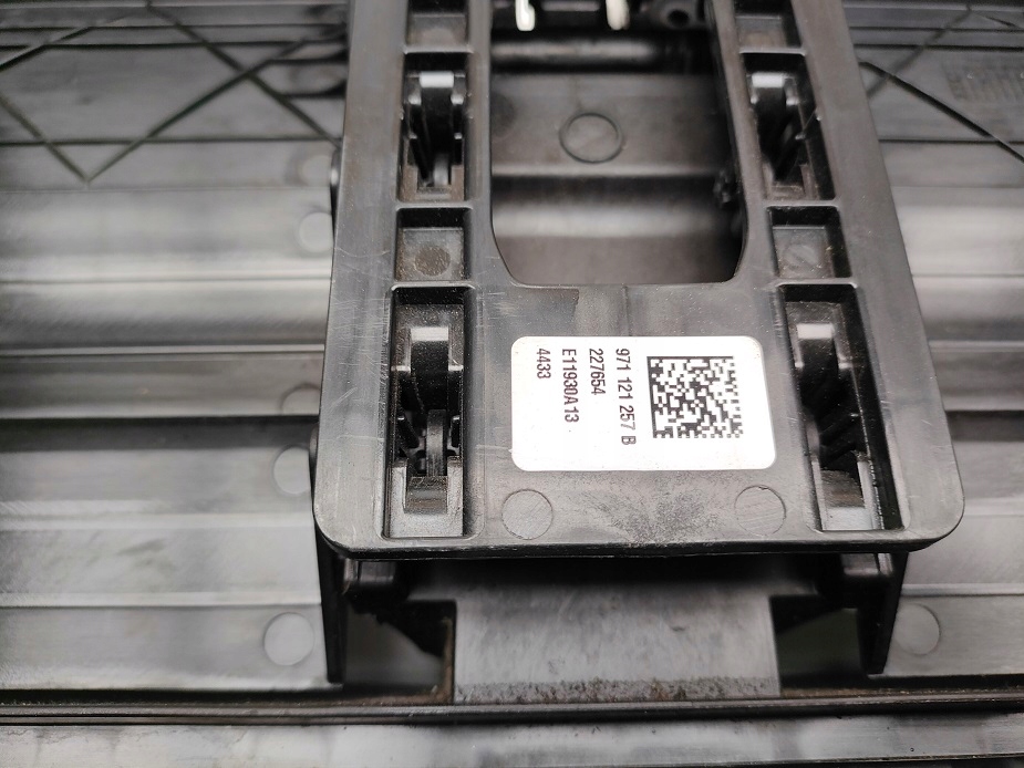 фото №12, Жалюзи впуск воздуха 97112125b panamera 971