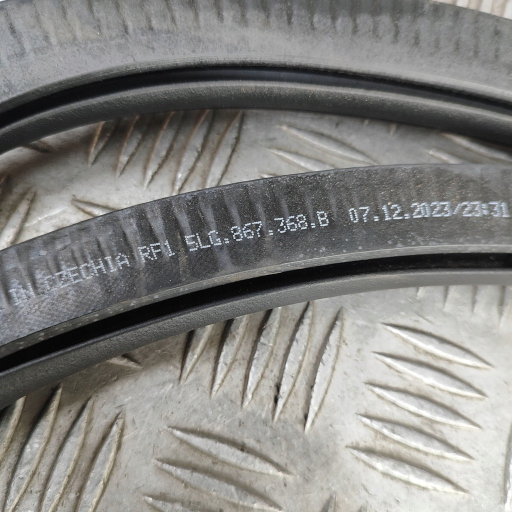 фото №7, Skoda enyaq iv 2024 правая сторона резиновый прокладка дверь задних