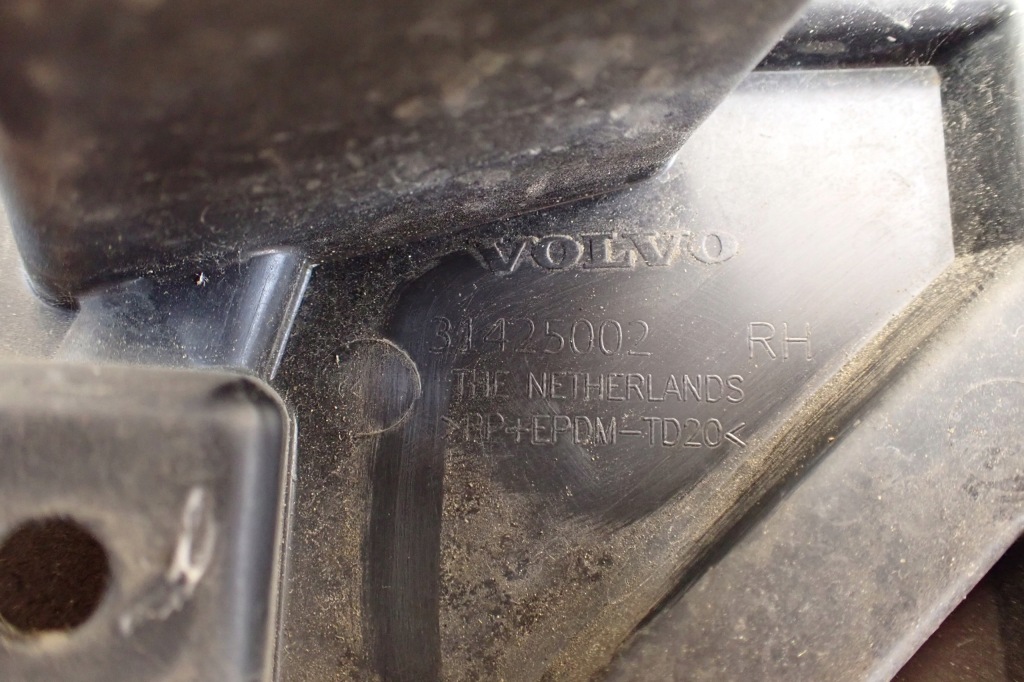 фото №8, Volvo v40 cross country 12- направляющая бампера правый передний 31425002 rh оригинальный номер