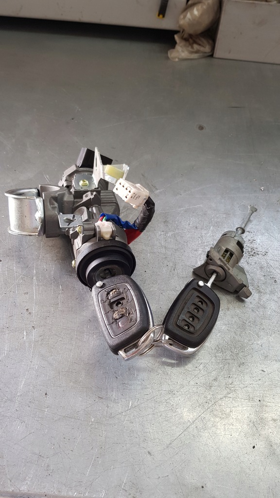 фото №1, Hyundai i40 замок зажигания замок 2 ключи