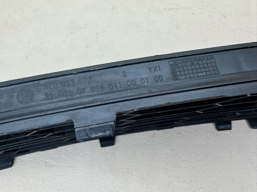 Skoda octavia 3 3 рестайлинг  16-20r решётка средняя бампера перед 5e0853677 Оригинал