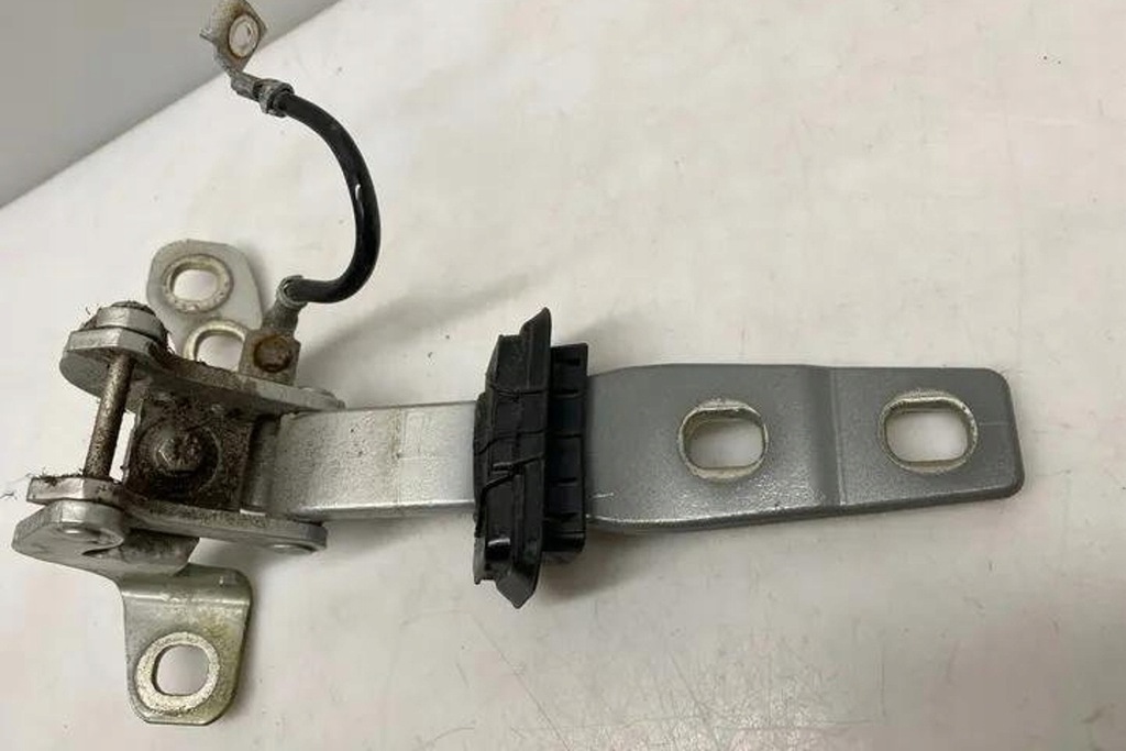 фото №7, Лівий петля кришки багажника bmw x3 f25 7211283 3.0l дизель 190kw 2012