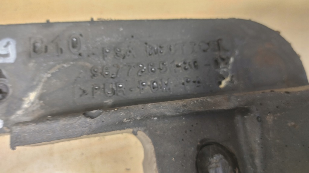 Пена губка уголок жабо комплект левая правый  308 t9 Недорого