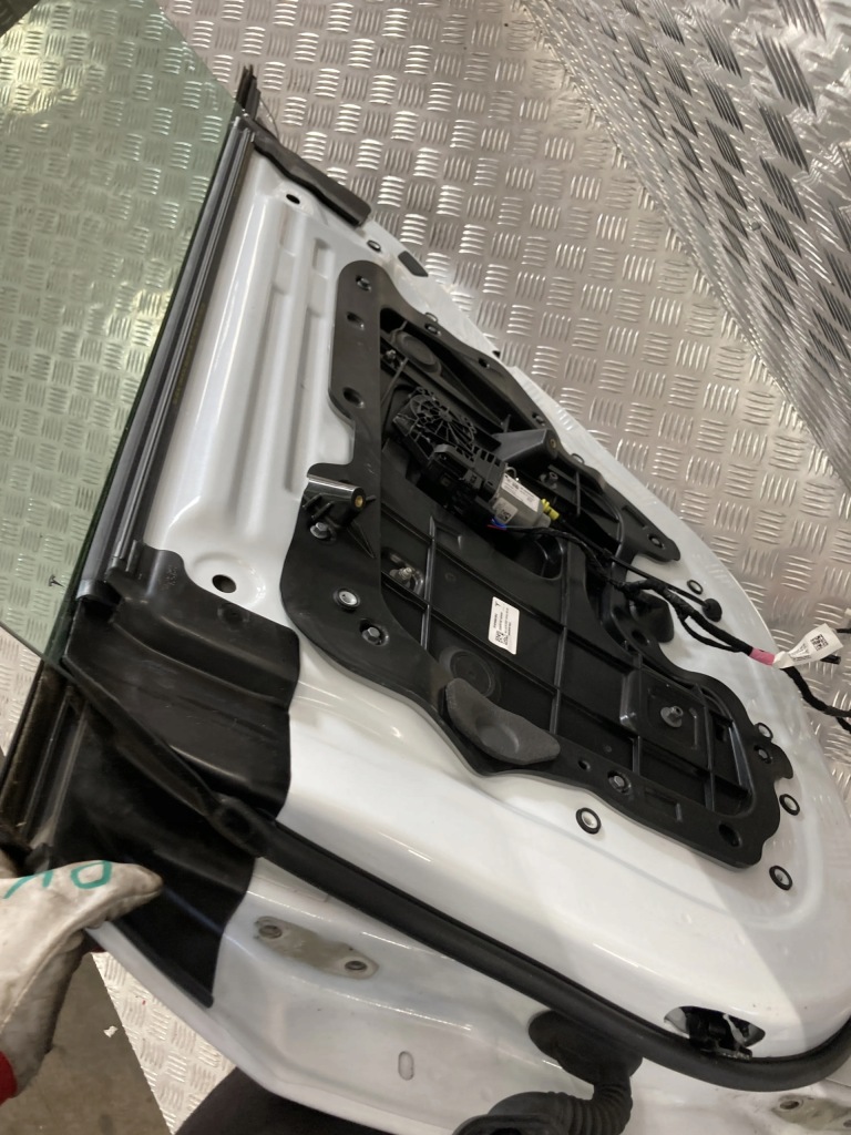 Дверь правый  задняя стекло tesla model 3 17- ppsw Цена