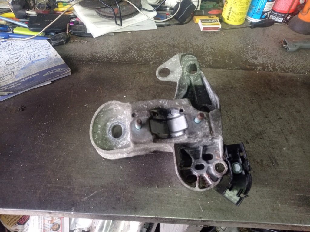 фото №1, Audi a4 b6 - кронштейн двигуна 8e0199352