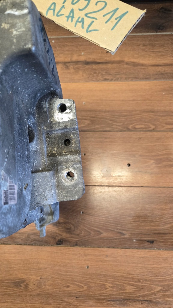 фото №7, Крышка защита распределительного вала vw touran 1.4 03c109211al