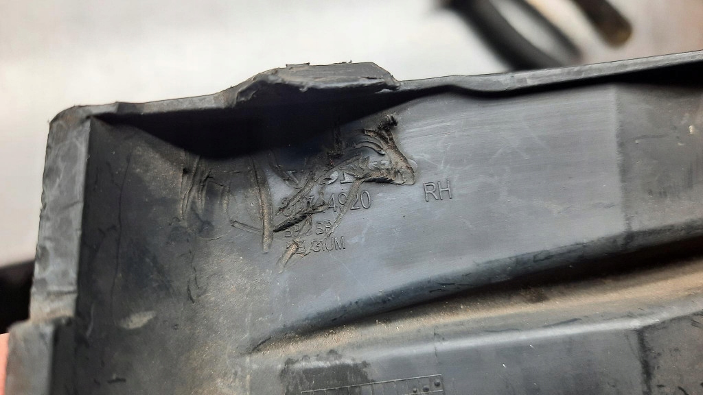 фото №10, Решётка бампера правая оригинальный номер 30744920 volvo s40 ii 07-12r lift