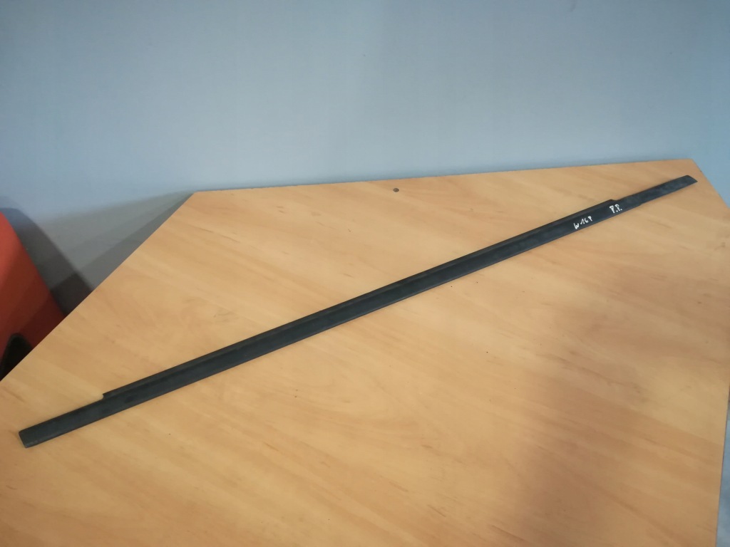 Купить Молдинг уплотнитель правый перед 5d mercedes w169