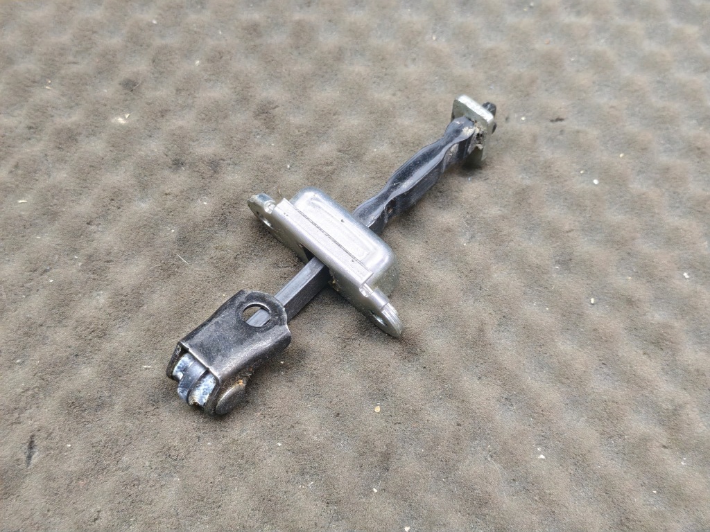 Купити 82430-jd000 обмежувач двері задній nissan qashqai
