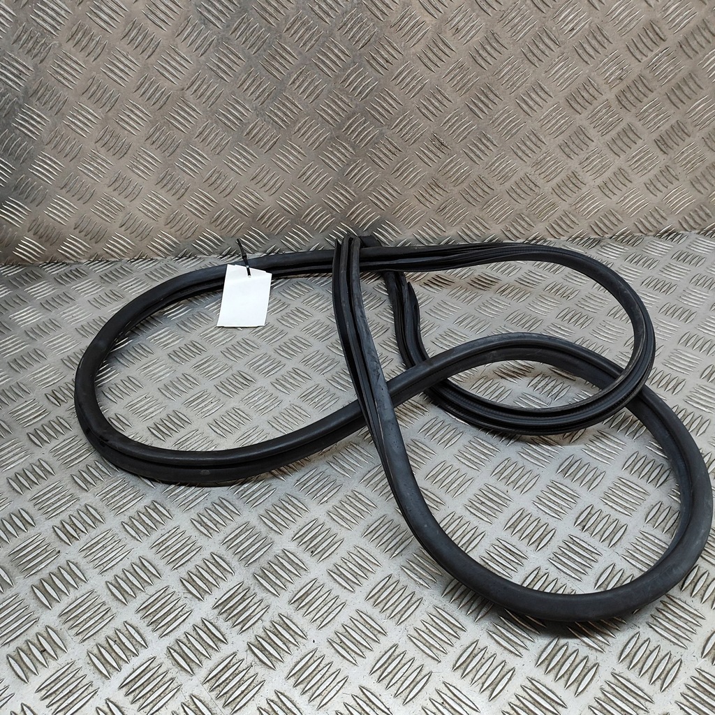 фото №6, Toyota yaris cross 2022 права сторона гумовий прокладка двері задніх