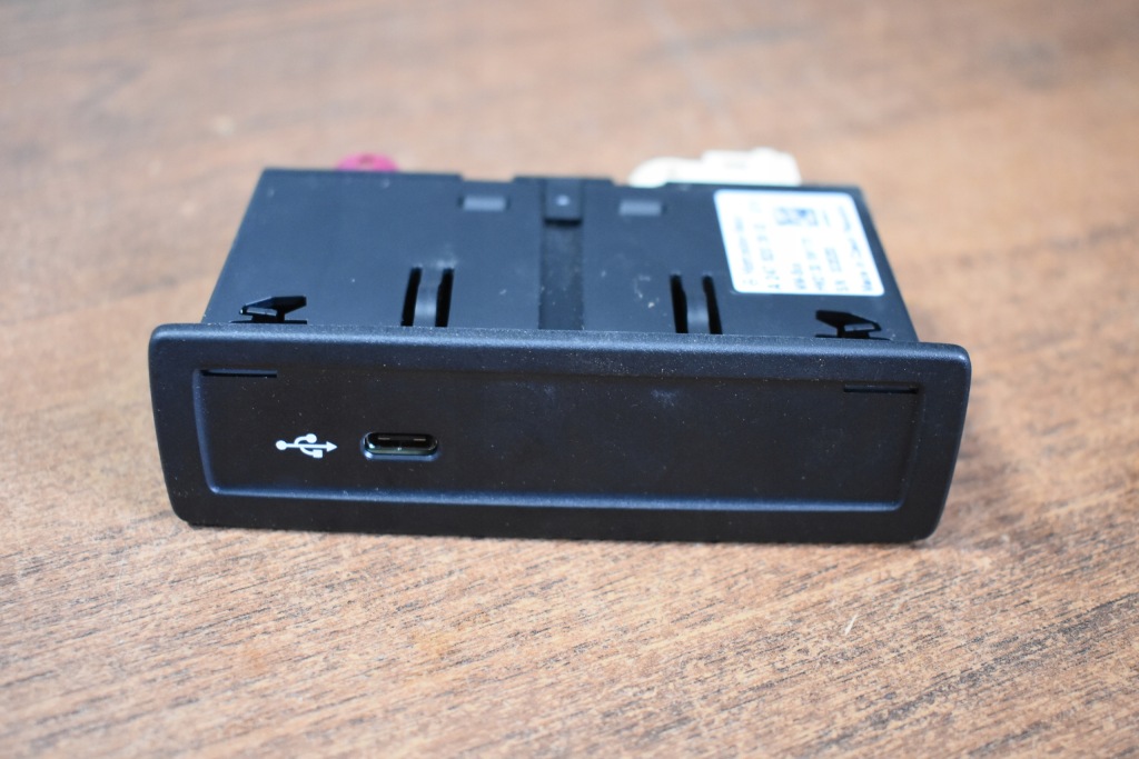 фото №1, Idealny панель з'єднувач usb-c mercedes 1