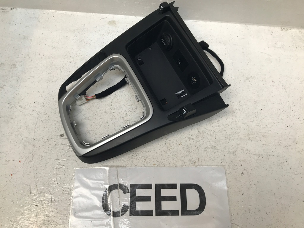 фото №1, Kia ceed iii lift рамка тунель домкрата usb прикурювач eu механічна коробка передач 21-23