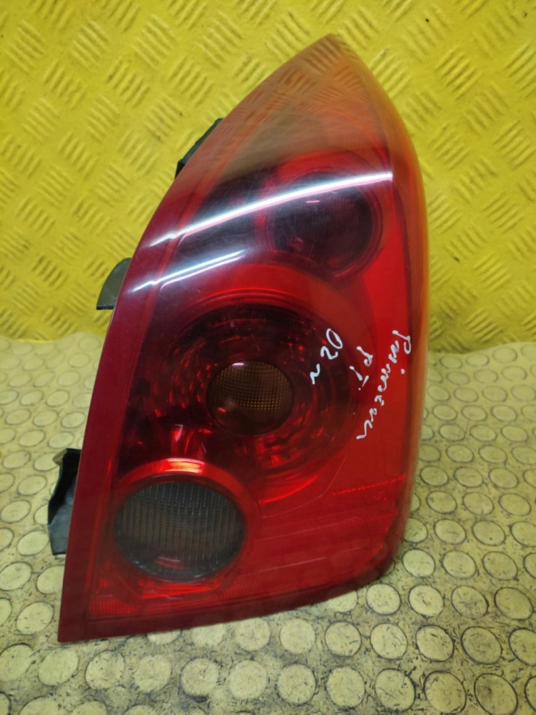 Купити Nissan primera p12 hb фара правий задній