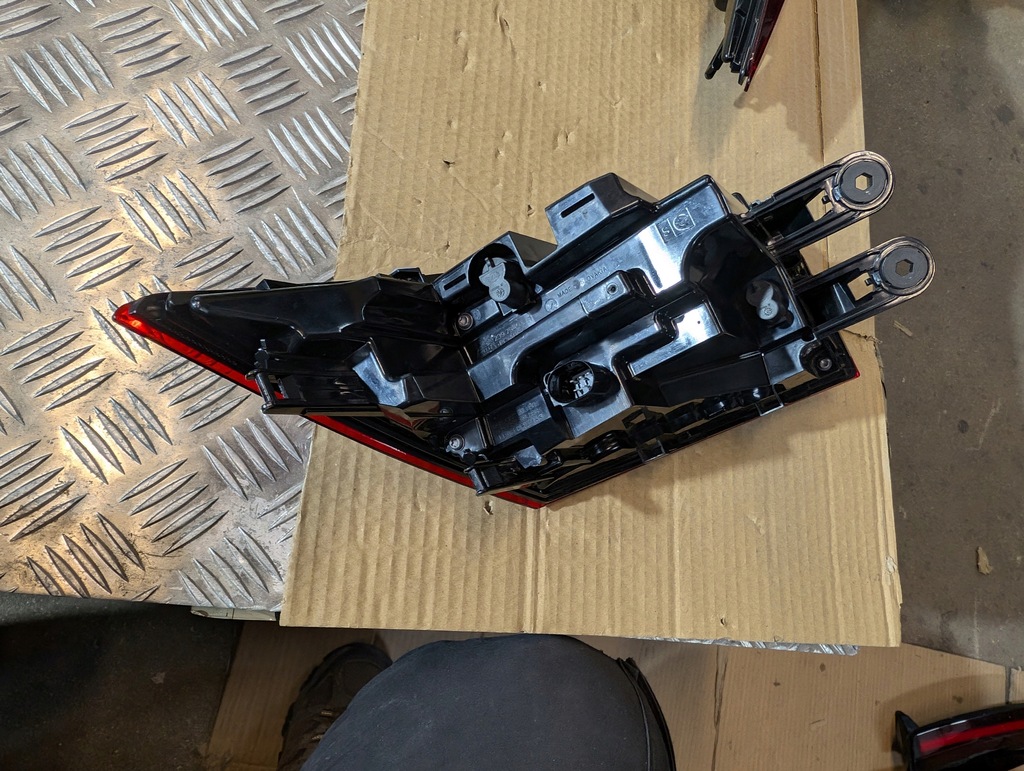 фото №14, Skoda enyaq 5la лампа левая правая задняя w крыло