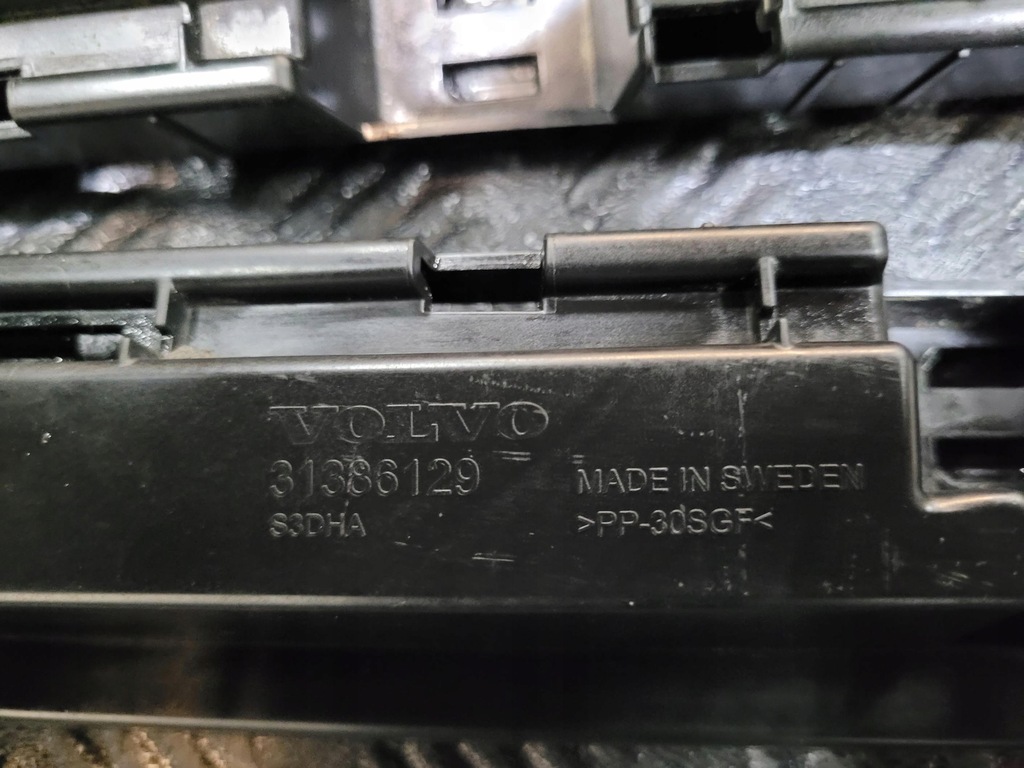 фото №8, Кронштейн порог накладки порога правое 31386132 volvo s90 ii v90