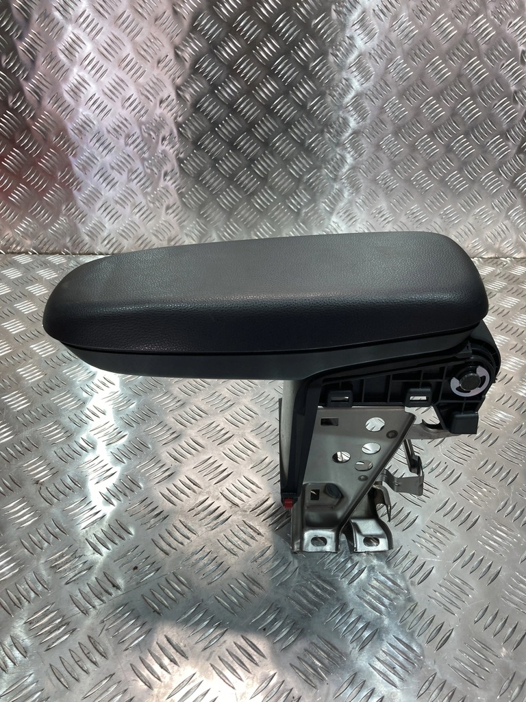 фото №1, Подлокотник toyota yaris iv 20-