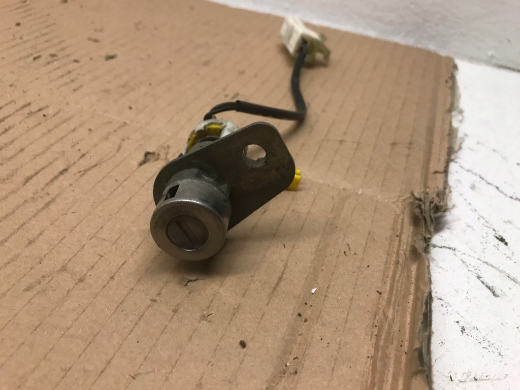 фото №1, Hyundai sonata iv вкладка замка кришки багажника