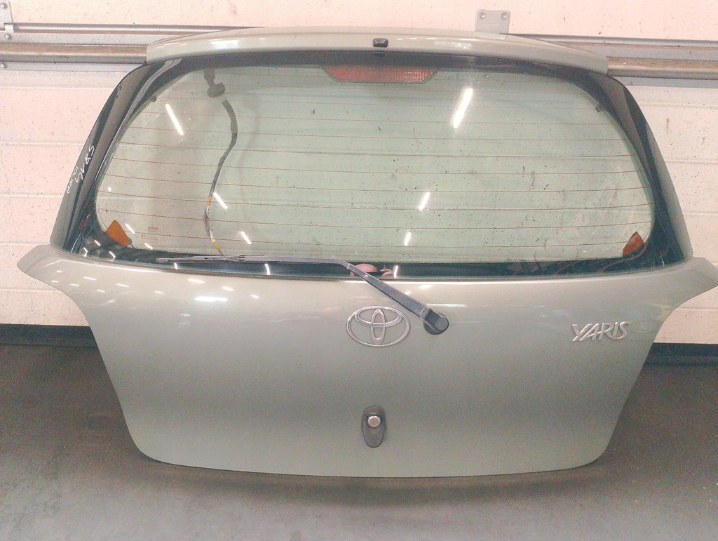 фото №10, Kompletny задня кришка багажника бампер лампа toyota yaris i po рестайлінг 6s4