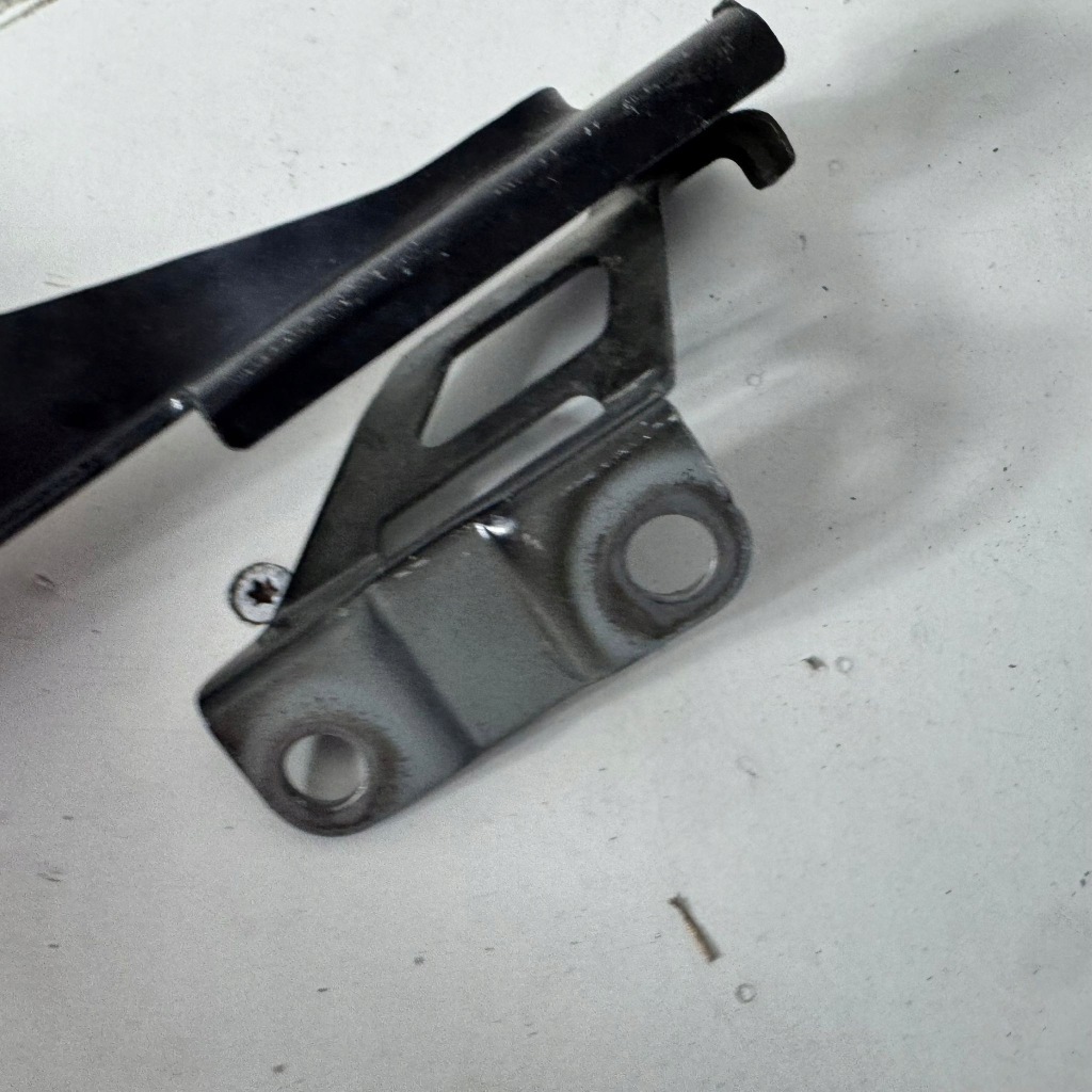 Петли капота левое  правый  комплект mazda 6 gh оригинальный номер оригинал ghp9 Недорого