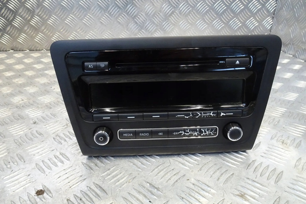 фото №1, Skoda rapid - радиопроигрыватель 5j0035161e