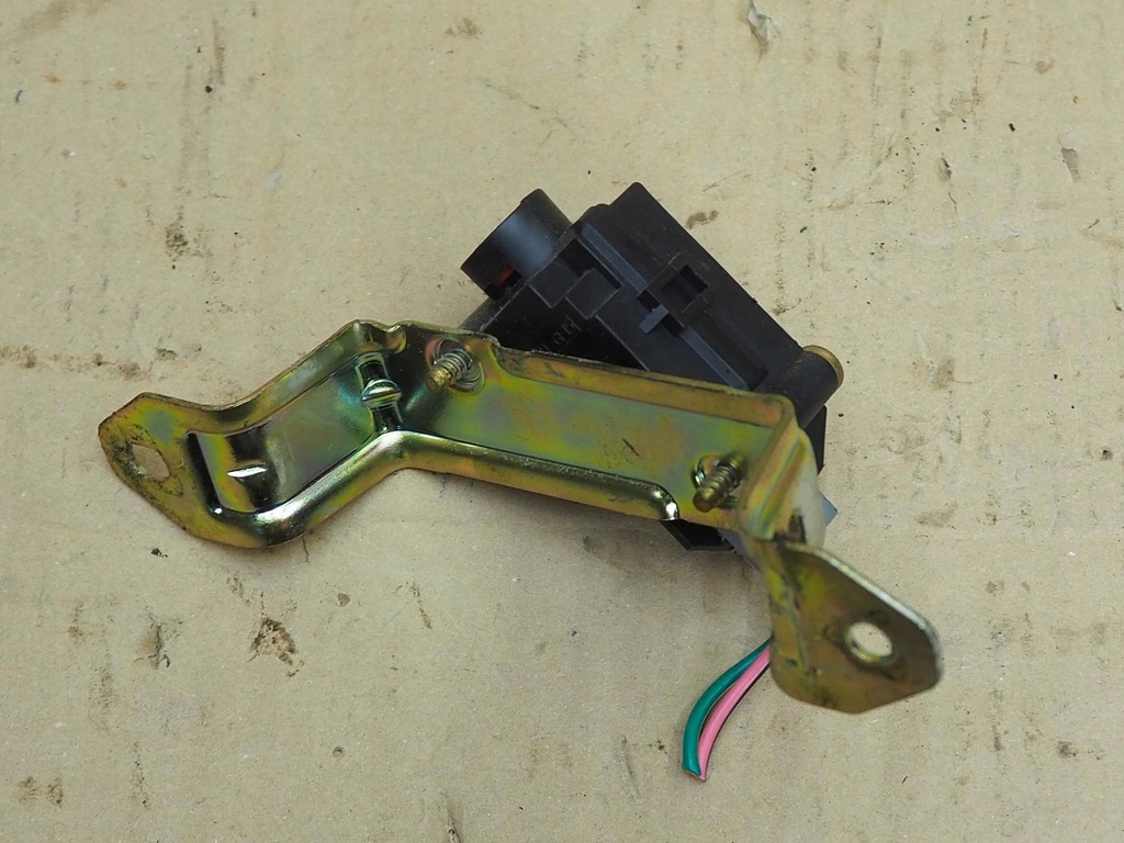 фото №10, Mazda tribute 00-07 выключатель ударный