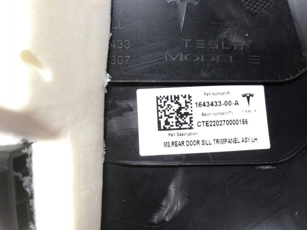 Обивка порог левая задний tesla s 1643433-00-a Киев