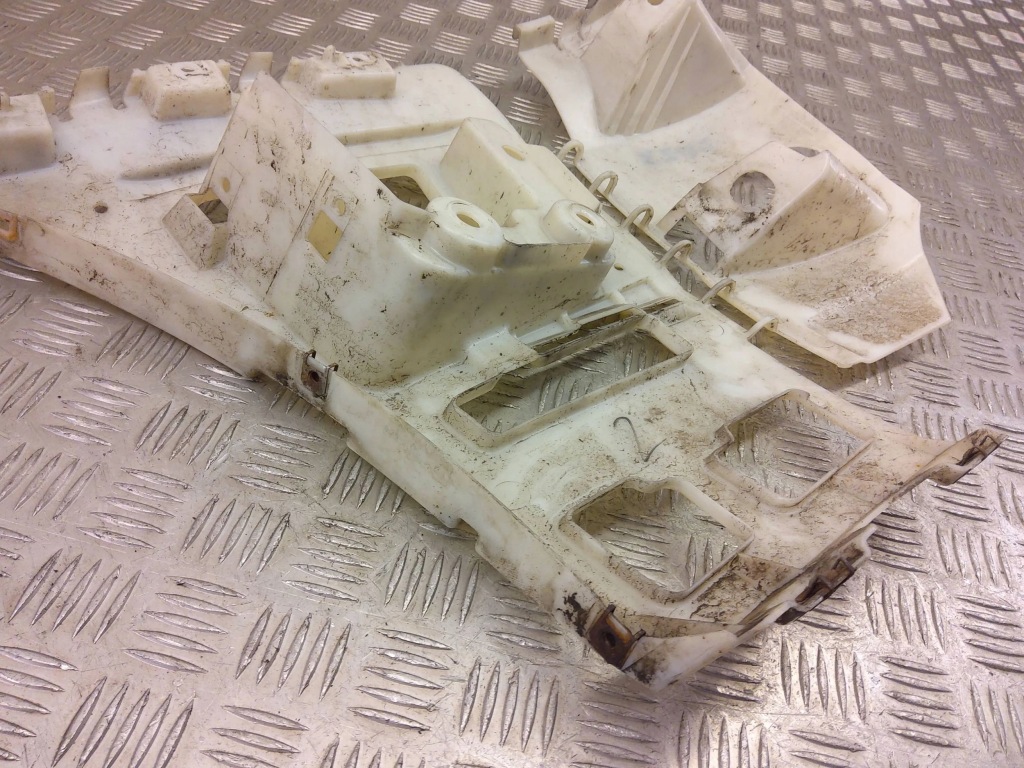 фото №8, Bmw 1 e82 e88 2010 задняя сторона правая кронштейн / кронштейн бампера заднего