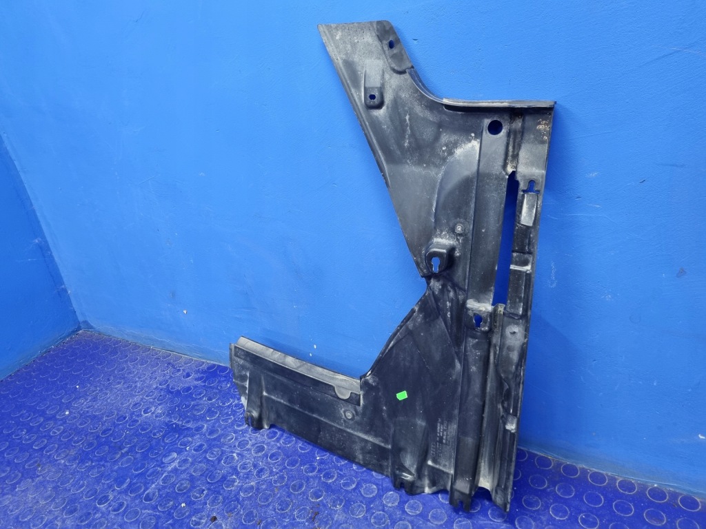 Audi a4 b9 задняя левая накладка подвеска оригинал 8w0825215e с Разборки