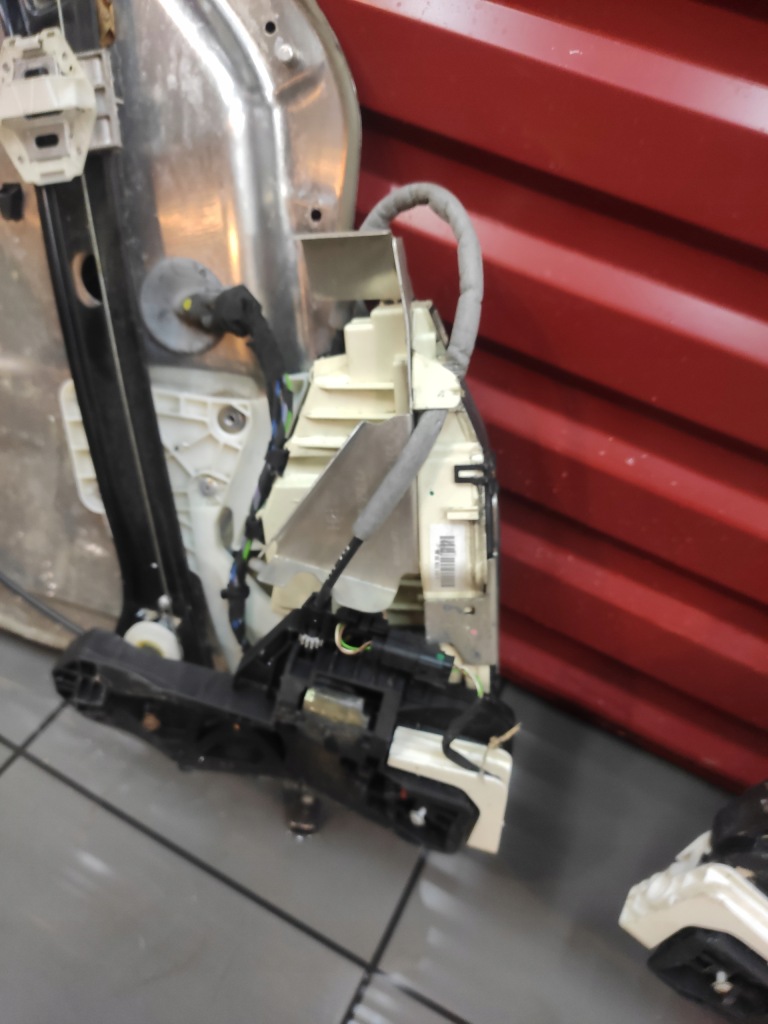 фото №2, Mercedes w221 замок доводчик правый перед доводчик дверь