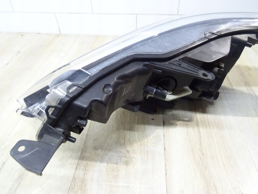 Фара правый  перед toyota avensis t27 led 05-36 y57 с Разборки