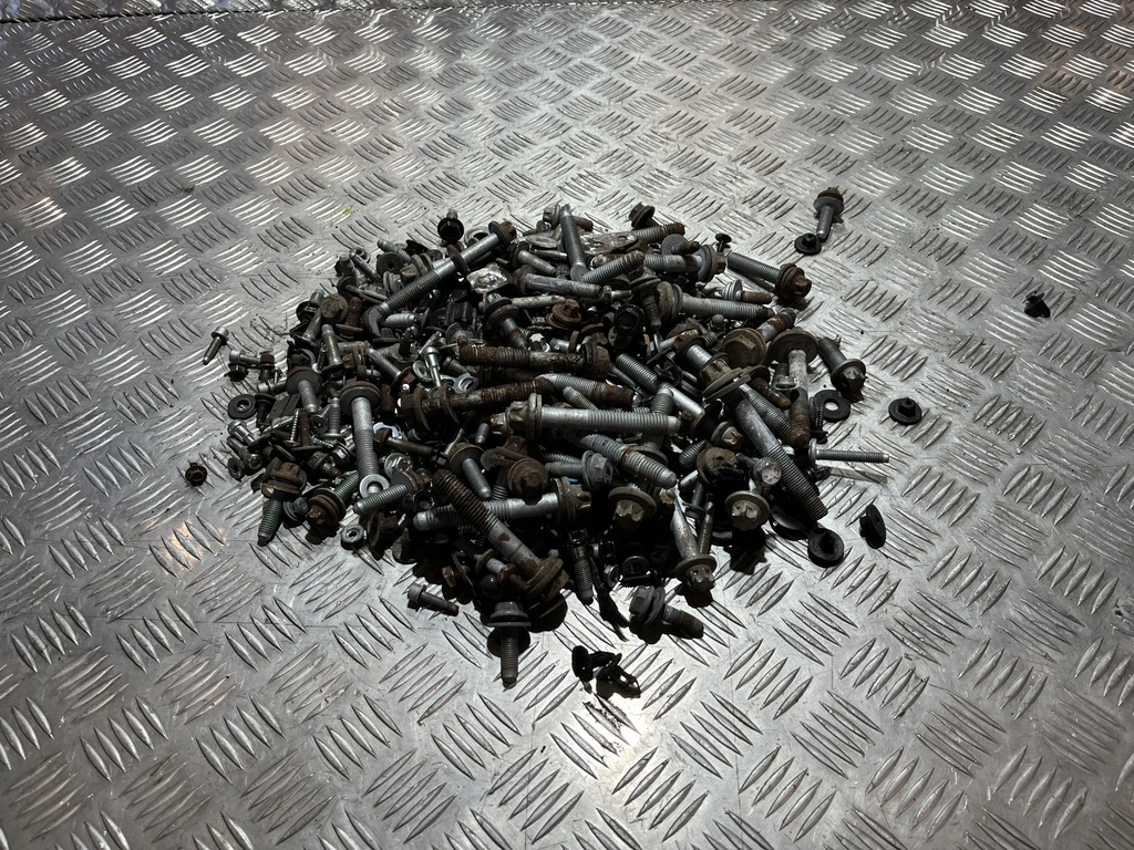 фото №1, Болты клипсы с демонтажа jeep renegade 14-