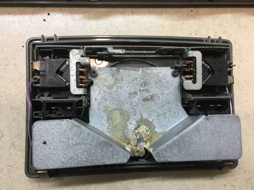 фото №10, Лампа стельовий a6 c5 2.5 tdi 4b0947111