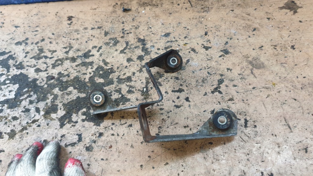 фото №1, Vw passat b6 кронштейн тросов переключения передач