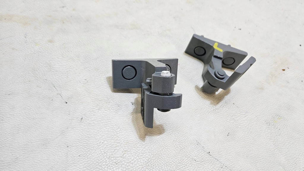 Нове петлі двері праве mercedes cle w236 c236 комплект Доставка