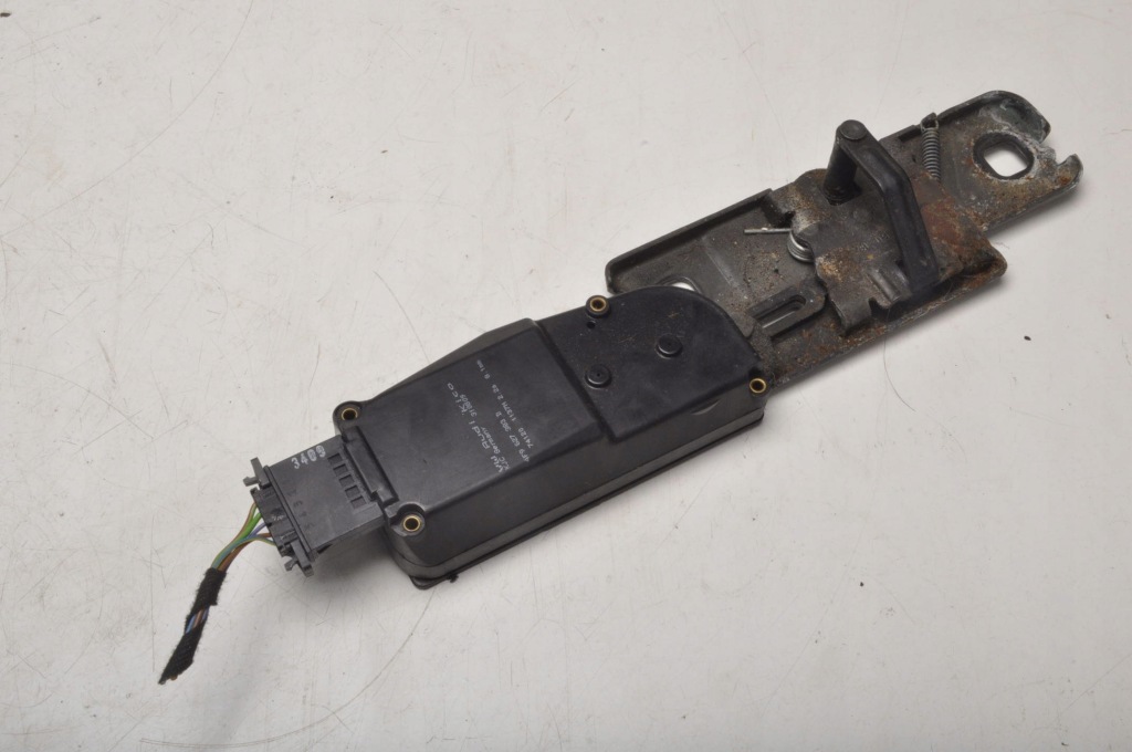 Купить Audi q5 доводчик задний крышки багажника 4f9827383d