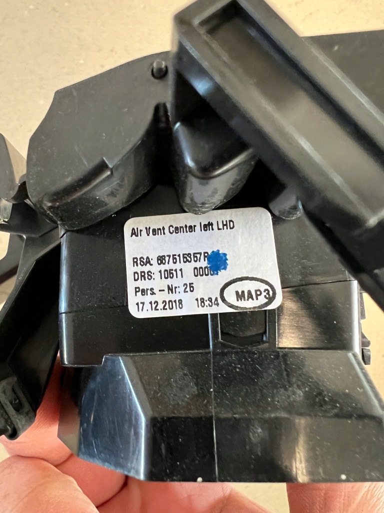 фото №4, Renault clio v решётка воздуховод левая 687515357r