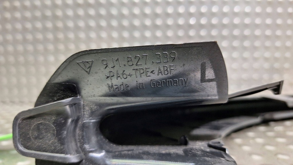 фото №5, Захист шарнір кришки багажника лівий задня 9j1827339 porsche taycan 9j1