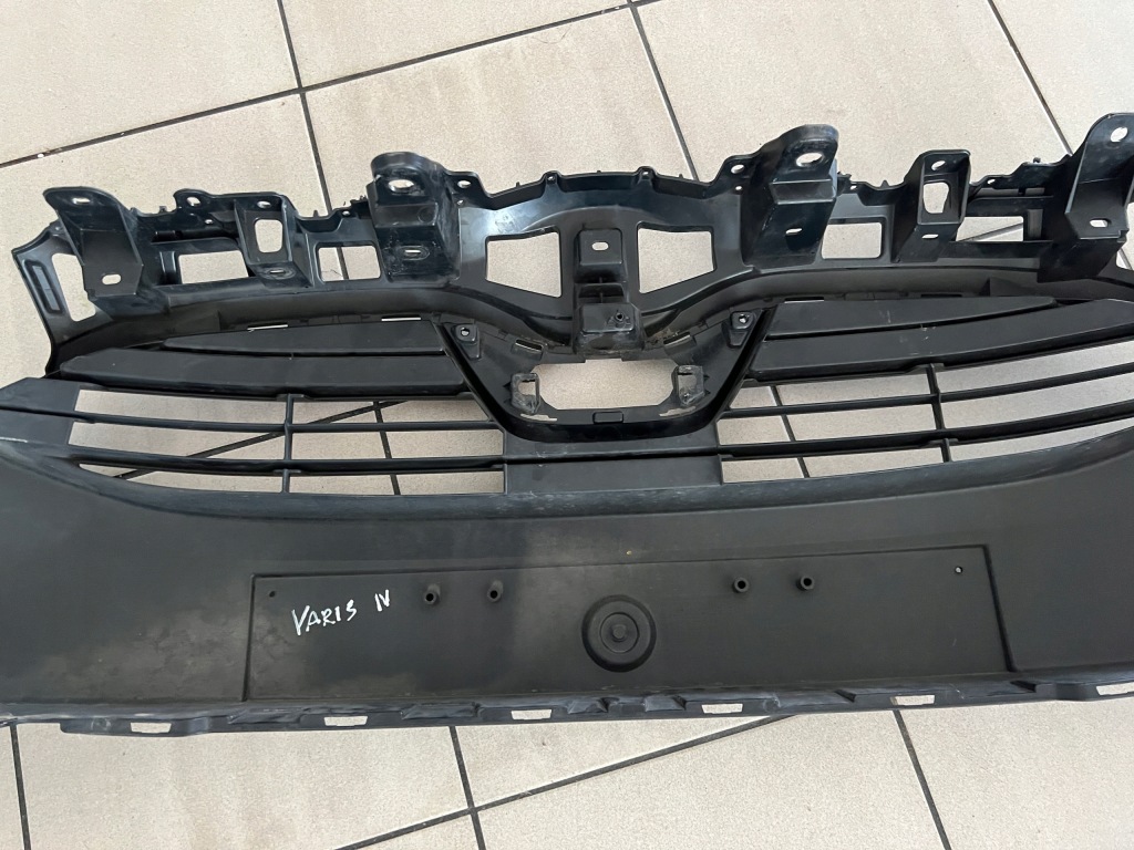 Toyota yaris iv 20- решётка средняя бампера передний перед Доставка